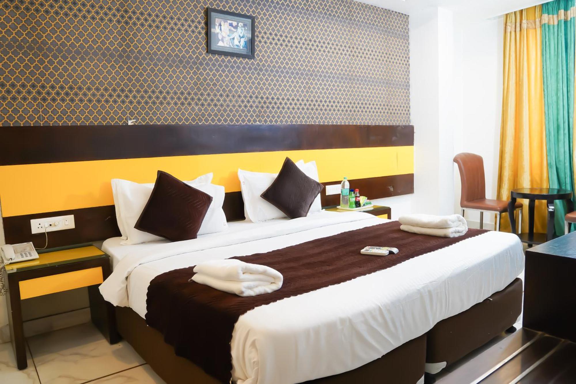 Le Benz - Train Station 3* New Delhi