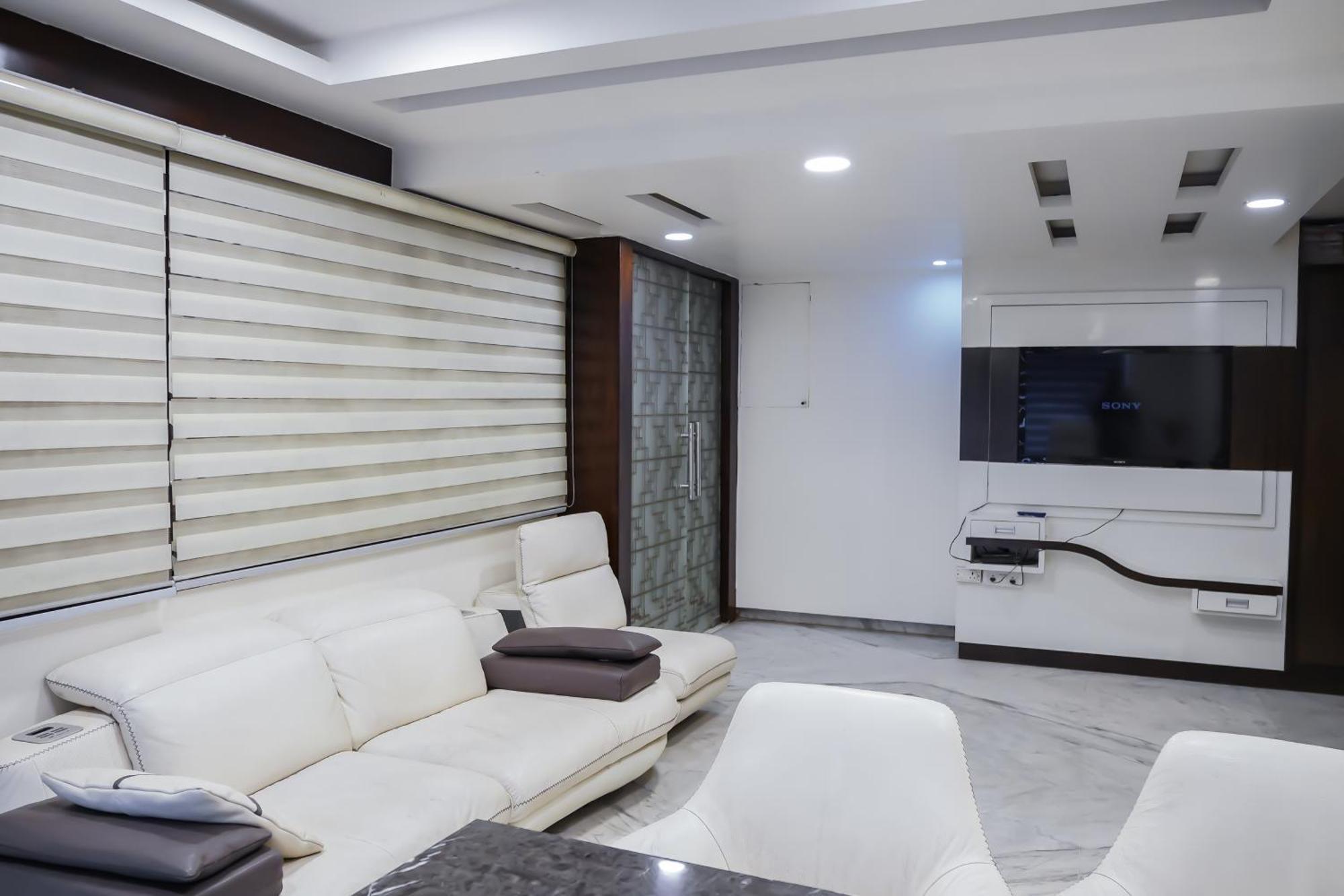 Le Benz - Train Station Hotel New Delhi