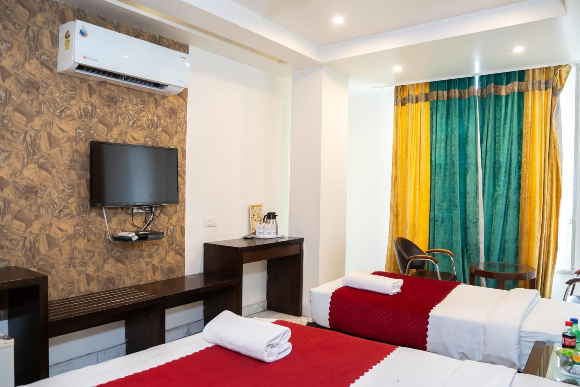 Le Benz - Train Station 3* New Delhi