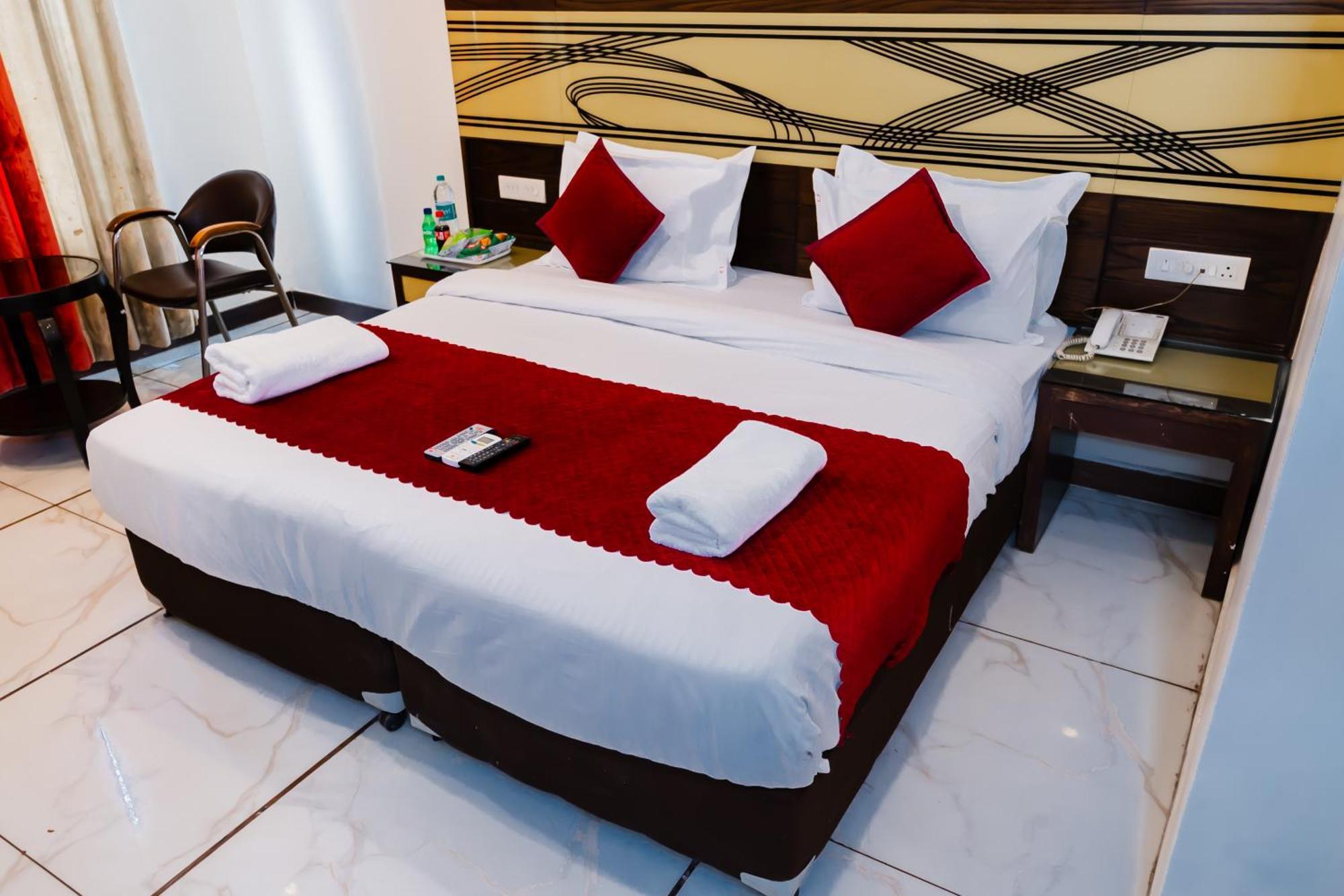 Le Benz - Train Station Hotel New Delhi