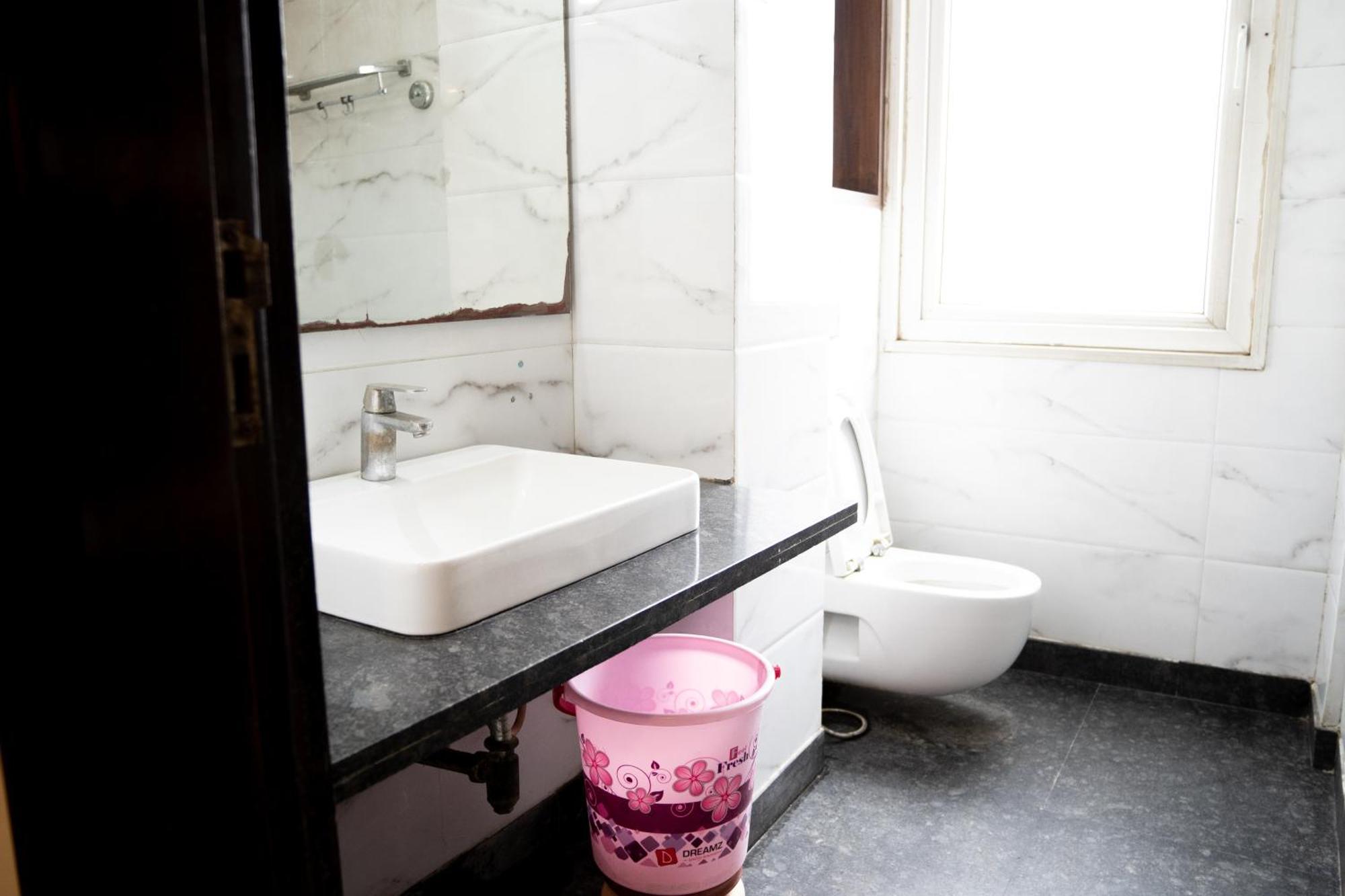 Le Benz - Train Station Hotel New Delhi